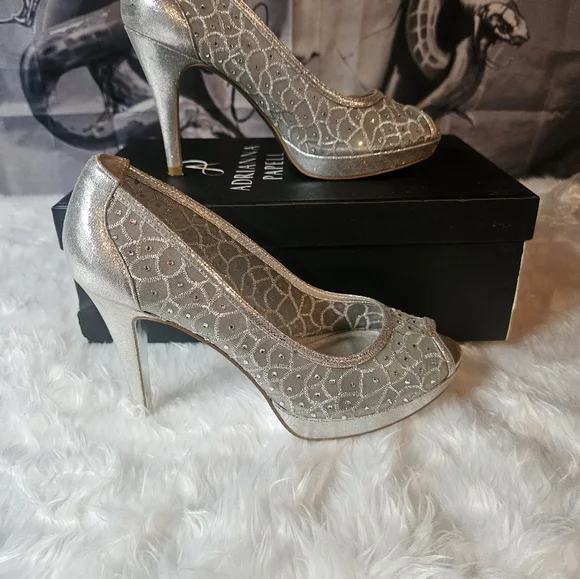 Classy Silver Heels size 8 - Picture 3 of 3